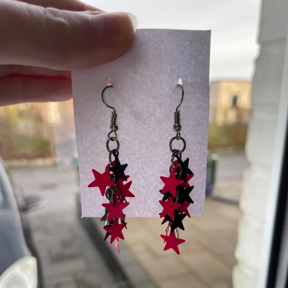Örhängen med stjärnor i rött och svart