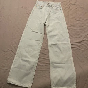 Ljusblå wide jeans från Junkyard - Säljer ett par ljusblå Junkyard jeans med en bred passform. Byxorna är högmidjade/medelhöga. Inga tecken på användning av vad jag kan se.