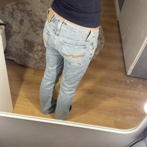 Jeans  - Säljer domhär Jeansen från nudie då jag inte andvänder dom, dom är väldigt lågmidjade och dom är straight i modellen💕Det står inte vilken storlek det är men dom är lite långa på mig som är runt 1,62. 