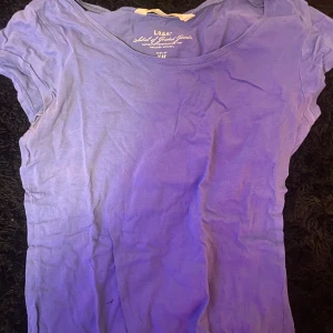 Blå t-shirt  - söt t-shirt från h&m, säljer då jag typ aldrig använder den! 