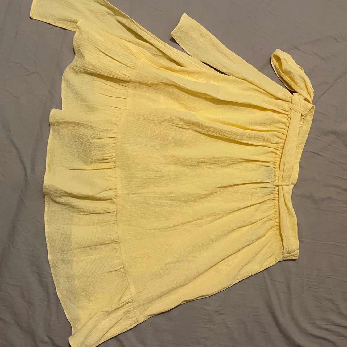 Gul omlottkjol med volang - 92