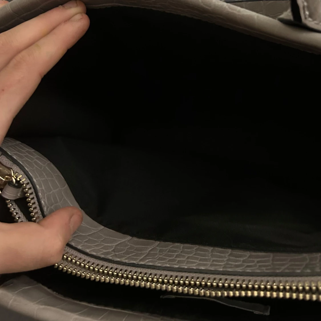 Grå krokodilpräglad handväska - 93