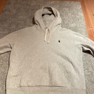 Grå hoodie från Polo Ralph Lauren - Tjenare, Säljer en grå Polo Ralph Lauren Hoodie. Priset är inte hugget i sten och alla frågor kan ni ställa vid kontaktning med mig!