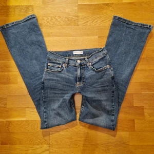 Bootcut jeans - Jättefina Perfect jeans från Gina. Storlek 34. Midjemått 32 cm men de är ganska stretchiga så skulle säga 34-35 då jag brukar ha det. Innerbenslängd 73 cm. Midrise men nästan lowrise.. De är i väldigt bra skick 💓