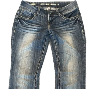 Blå jeans från Mossimo Supply Co - Snygga blå jeans från Mossimo Supply Co med en klassisk femficksdesign. De har en lätt tvättad look och är perfekta för en avslappnad stil. Passar bra till både sneakers och kängor ( lite baggy) men ser bra ut .
