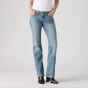 Lågmidjade Levis Jeans - Säljer mina lågmidjade bootcut levis jeans då de ej kommer till användning, använda fåtal gånger! Nypris: 949kr ❤️