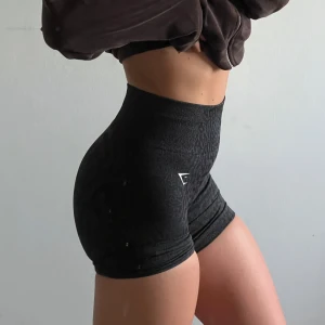Gymshark träningsshorts - Knappt använd! Går att vika upp till shorts som jag brukar göra. Annars är det cykelbyxor så man kan använda på båda sätt! 