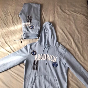 Hoodrich dress - Säljer nu min Hoodrich dress då den inte används skick 8/10  skriv om fler frågor tröjan har en liten fläck på magfickan och ett super litet hål precis bervid fickan som inte syns då de blev efter jag tvättat den och snöre fattas i hoodien 