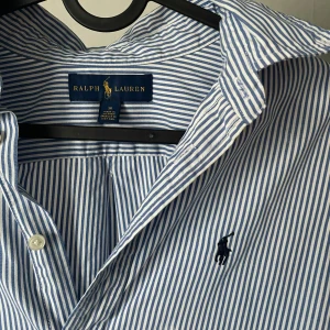 Polo Ralph Lauren skjorta - Klassisk stilren randig skjorta från Ralph Lauren, passar både tjejer o killar. Använd en gång, helt som ny. Storlek 14 men passar Xs, S💞 Skriv gärna ifall du har frågor 