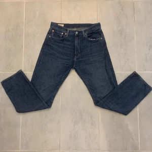 Blåa Levi’s ”551”  - Säljer ett par klassiska mörkblå Levi's jeans i mycket bra skick. De har en straight passform och är tillverkade i slitstarkt denim. Endast använda Max 5 gånger och det är inget tecken på slitage, helt enkelt nästan som nya. 1300 nya och säljer dessa för 700 men priset går att diskutera. Storlek W 31 L 32