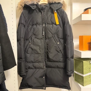 Parajumper vinter jacka - Säljer nu min fina parajumper longbear jacka, väldigt fint skick. endast använd 1 vinter så skulle säga att den är som ny! Pris kan eventuellt diskuteras🫶🏼