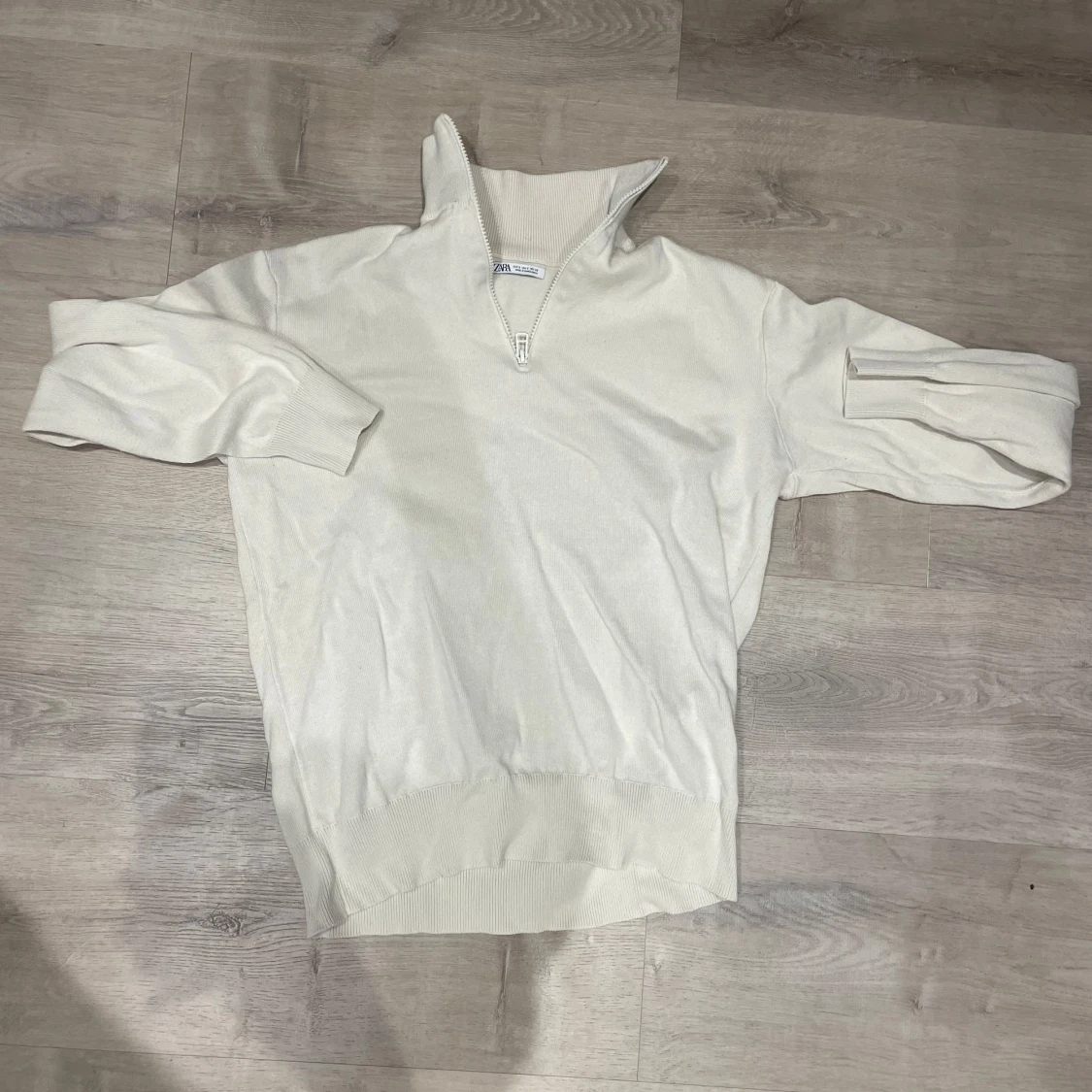 Vit 1/4 zip från Zara