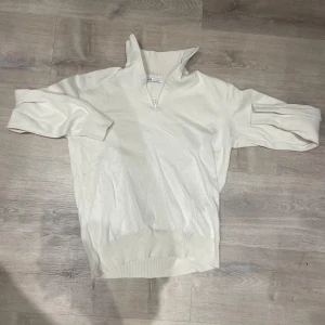 Vit 1/4 zip från Zara  - Snygg vit 1/4 zip från Zara som blivit använd väldigt sparsamt. Sitter bra och fungerar perfekt för kallare dagar!
