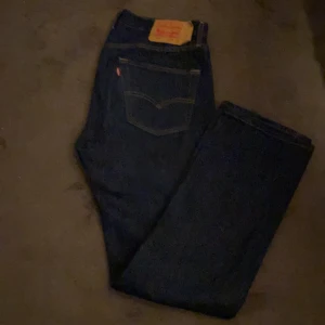 Mörkblå jeans från Levi's - Snygga mörkblå jeans från Levi's. Storlek 32/32 sitter sjukt bra. Riktigt snygg mörkblå färg. Skriv om du har några frågor!