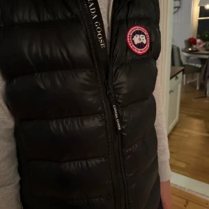 Svart dunväst från Canada Goose - Ordinarie pris 7200. Mitt pris 2500 