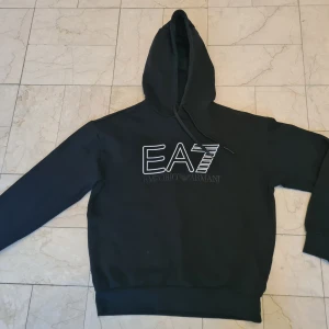 Emporio Armani hoodie  - Svart Emporio Armani hoodie i jättefint skick, näst intill nyskick. 
