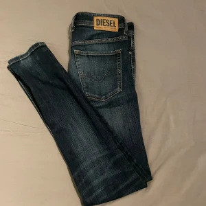 Diesel Jeans - Säljer ett par riktigt snygga jeans från Diesel! Skicket är riktigt bra på de och har inga skador. Modellen är slim fit. Skick 9/10 Har ni några funderingar är det bara att skriva till mig🙌 Kan också ta emot byten