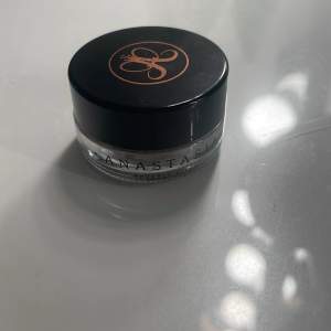 Säljer en Anastasia Dipbrow Pomade i färgen Medium Brown. Perfekt för att forma och fylla i ögonbrynen med en naturlig look. Kommer i en liten glasburk med svart lock.