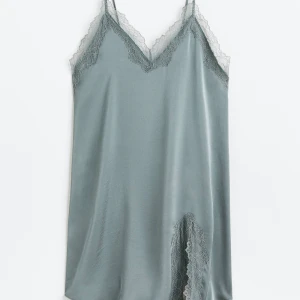 Satinnattlinne  - Grön spets natlinne i satin. Aldrig använt. Slutsåld på hemsidan , nypris 249. 