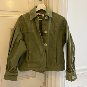 Grön jacka från zara - Snygg grön jacka från Zara med stora knappar och klassisk krage. 