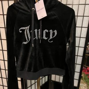Juicy Couture hoodie NY! - Snygg svart hoodie, Juicy Couture. Aldrig använd, prislappen kvar! Storlek Medium.