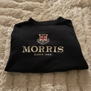 Mörkblå tröja från Morris - Säljer en stilren mörkblå tröja från Morris| Storlek: S|  Skick: 9/10| Inga defekter|. Hör av er vid frågor eller mer bilder♠️