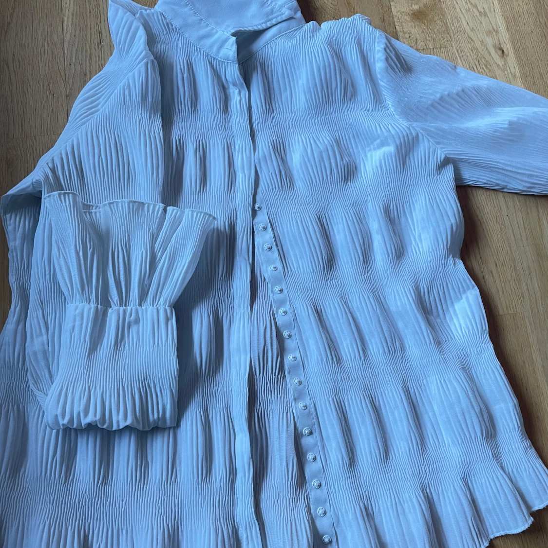 Vit skjorta med unika detaljer  - 90