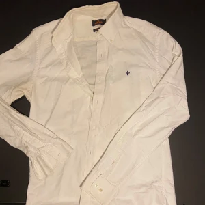 Vit skjorta från Morris - En stilren skjorta från Morris. Skick 5/10 några defekter PM för fler bilder. Nypris 1200kr 