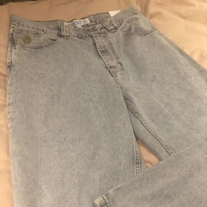 Ljusblå jeans från Big Boy Polar.co (L) - Säljer dessa blåa bigboys för att jag köpte de på rea och inte haft tid att sälja dem så det har bara legat på rummet! Helt nya såklart
