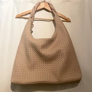 Väska - Snygg rymlig axelväska 💗slutsåld 