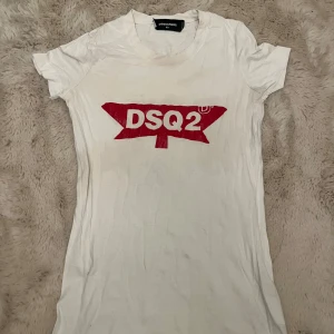 Dsquared T-shirt - Sparsamt använd T-shirt. Inga defekter 