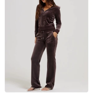 Brunt Juicy couture set - Jag väljer att sälja mitt bruna fina Juciy set, pga använder endast mitt gröna set. Detta är köpt förra vintern, men som sagt knappt använt. Toppen är i storlek xs och byxa s. Säljer hela settet för 1700kr, egentligen värt 2500kr.