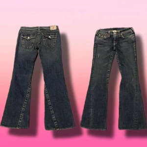True Religion Jeans Bootcut - Ett par jättesnygga lågmidjade True Religion Jeans i Bootcut modell. Det mest eftertraktade truey plagget, den är i perfekt skick och är i storlek 29. Fraktas iväg på 1 dag. Den perfekta julklappen! 🎅🎁Skriv om ni har frågor☺️