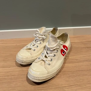 Cdg sneakers  - Säljer ett par cdg sneakers i färgen ”cream-white”. Shyssta skor som jag inte använder då de blivit för små