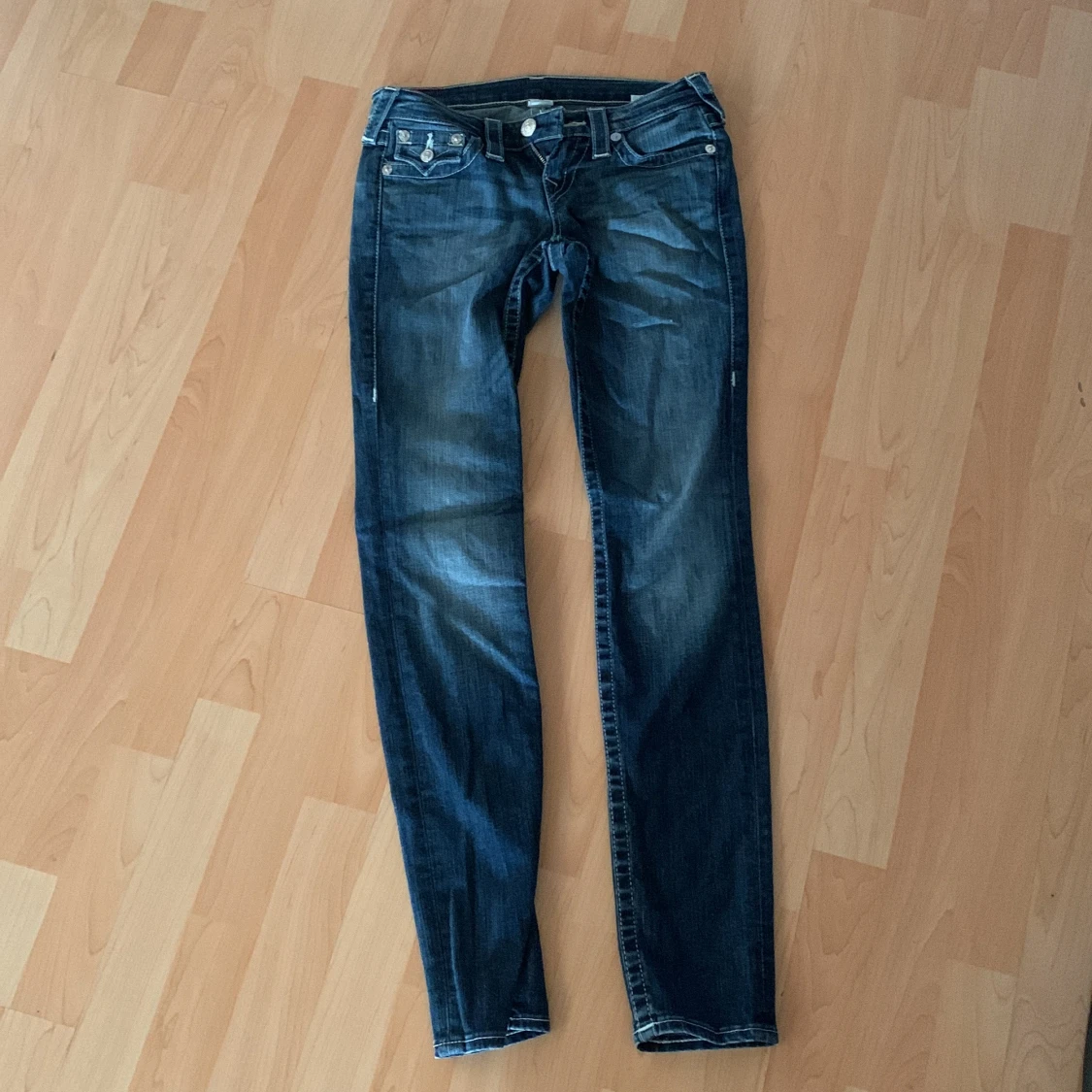 Blå jeans från True Religion - 90