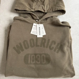 Woolrich hoodie ( HELT NY ) - En sjukt  snygg och sällsynt olivgrön  woolrich tröja || perfekt nu till vintern || strlk L || skick 10/10 ( HELT NY) || vid köp medföljer tagsen som sitter kvar!! Hör av er vid intresse!