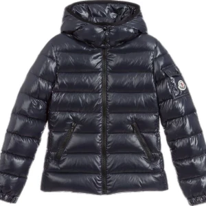 Moncler bady - INTRESSEKOLL!! LÄGG BUD!! Snygg marinblå pufferjacka från Moncler med huva och dragkedja. Jackan är i storlek 14 år men passar mig som vanligtvis har XS/ oftast S i kläder (163cm lång ungefär)💗 skriv vid funderingar! SJÄLVKLART ÄKTA