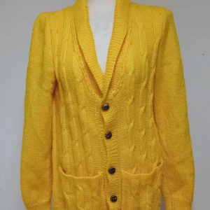 Gul stickad vintage retro kofta - Säljer en underbar äkta vintage gul stickad kofta med kabelstickat mönster och sjalkrage.