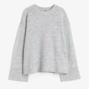 Grå stickad tröja - Så himla snygg och passar till nästan allt! 😍 Säljer då den tyvärr blivit för liten för mig