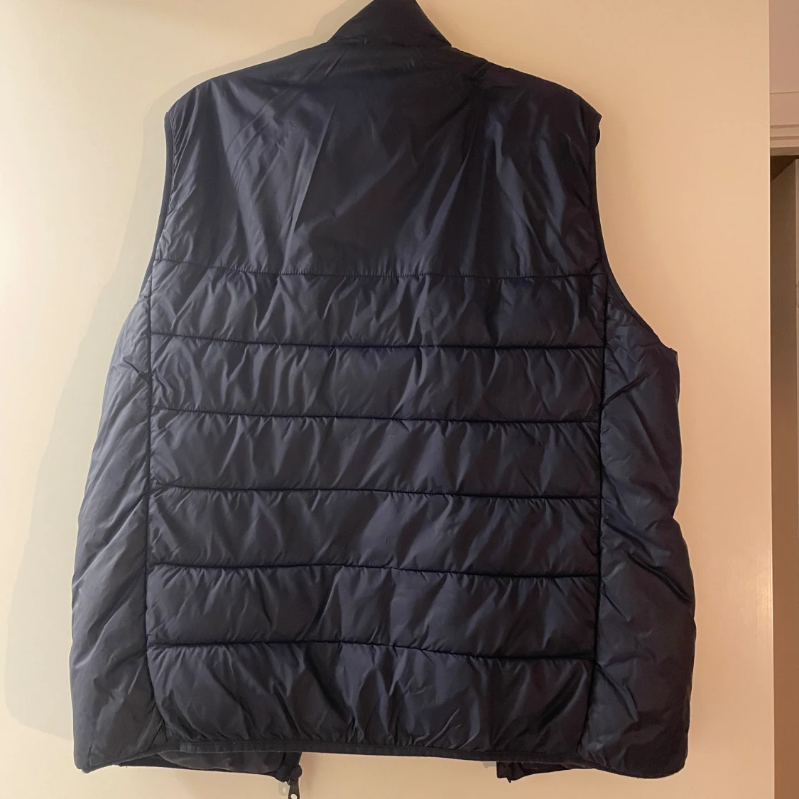 Mörkblå dunväst med broderad logga - 90