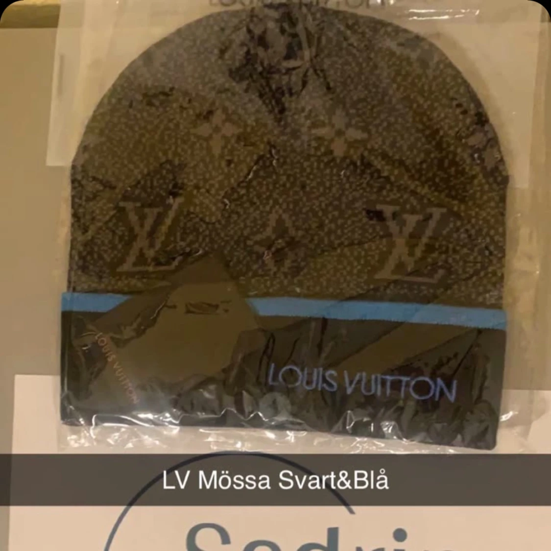 Svart blå mössa