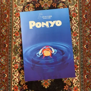 Ponyo poster - En affisch som är utmärkt att ge ditt rum en unik touch. Med måtten 50x70 cm och tryck på papper av hög kvalitet.