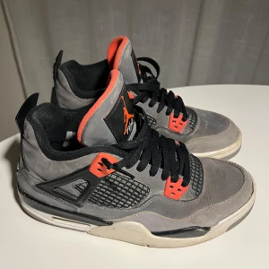 Jordan 4 ”infrared” - Säljer ett par 4or ganska använda lite slitna där framme annars ett par rkt feta skor. Köpta för 3500kr säljs för 1000. Pris kan sänkas vid snabb o smidig affär! Kvitto finns ej