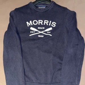 Mörkblå stickad tröja från Morris R. Club - Säljer en snygg mörkblå tröja från Morris.                             Perfekt för det kalla vädret, och en stilren look 😁.