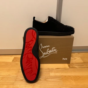  Christian Louboutin skor  - Svarta sköna Christian Louboutin skor i storlek 43 finns även 44 skriv vid frågor och intresse‼️🤝