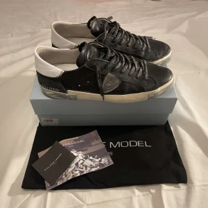 Svarta sneakers från Philippe Model - Riktigt sköna phillipe modell skor, skorna är i läder så dom är perfekta för nu i vinter. Skorna kommer med nästan en full presentstion! Hör av er om ni har några frågor, priset är inte hugget i sten! Strl 44/45