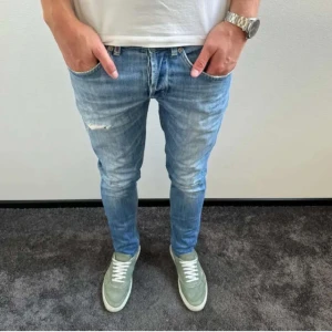 Blå jeans från Dondup - Tja! Säljer dessa feta jeansen från Dondup i modellen George! Nypris på dessa är 3199kr| vårat pris:849kr| bra skick och inga defekter på byxorna🙌 priset är ej hugget i sten🪨| Hör av dig vid minsta lilla fundering!🙌😁