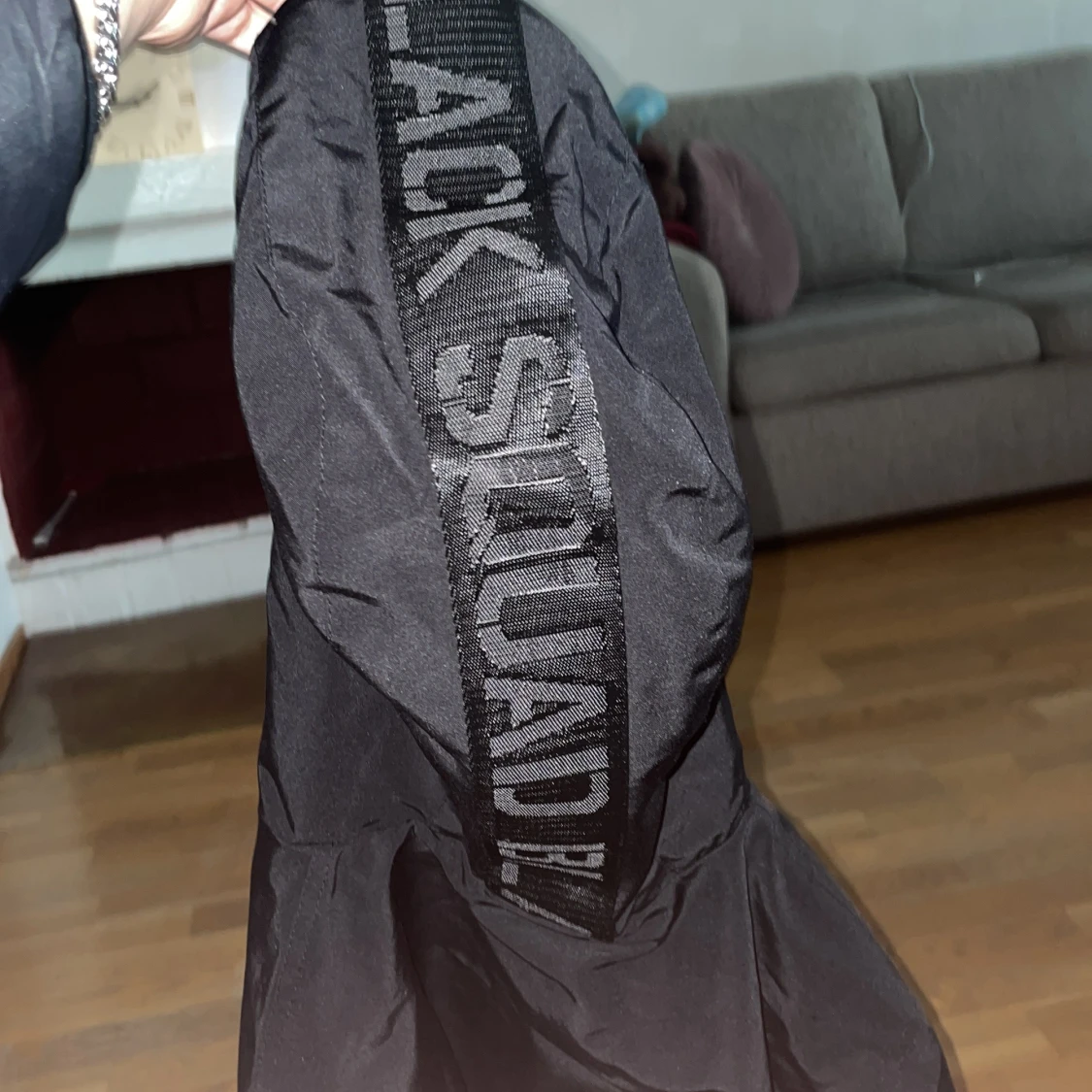 Svart jacka med text - 92