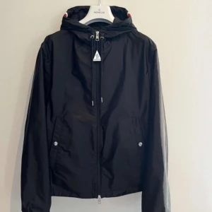 Moncler Windbreaker (Grimpeurs Giubbotto hooded). - Sprillans ny Moncler vindjacka, medföljer ettikett samt Moncler påse, Fungerande QR Kod och NFC - Logo Scan. Endast seriösa kunder! 