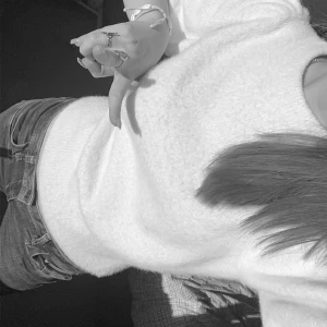 Vit tröja - Säljer en stilren vit  tröja. Perfekt för en avslappnad look. Tröjan har en rund hals och är gjord i ett mjukt material.